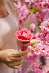 Flor Helado de Emporio La Rosa con pétalos de distintos sabores, inspirada en la primavera