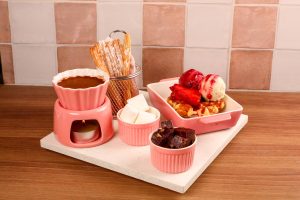 Tabla de degustación con cositas ricas para compartir en familia en Emporio La Rosa.